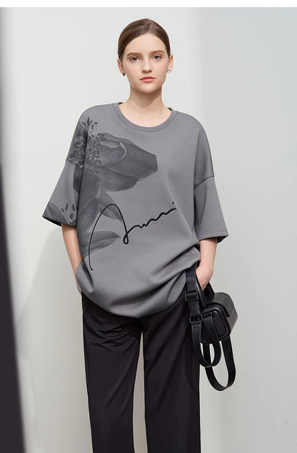 Damen T-Shirt mit lockerem O-Ausschnitt und Blumenmuster sowie Stickerei