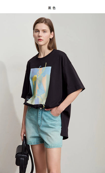 Damen T-Shirt im minimalistischen Design mit unregelmäßigem Schnitt und abstraktem Druck