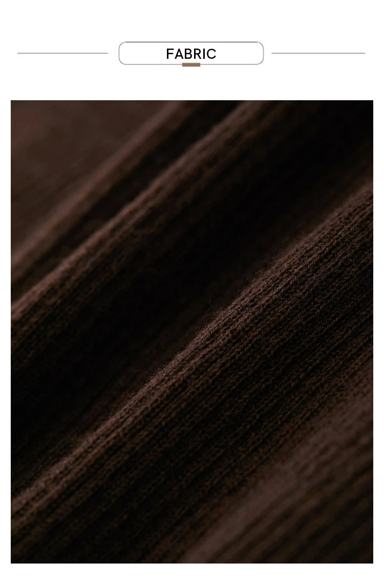 Strickpullover im dunklen Braun mit feinem Rippenmuster, Detailaufnahme des Stoffes