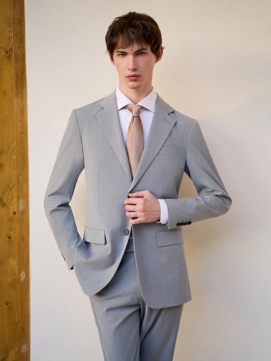 Schlanker Herren-Blazer im klassischen europäischen Stil mit hellbraunem Karomuster – ideal für Hochzeiten und formelle Anlässe