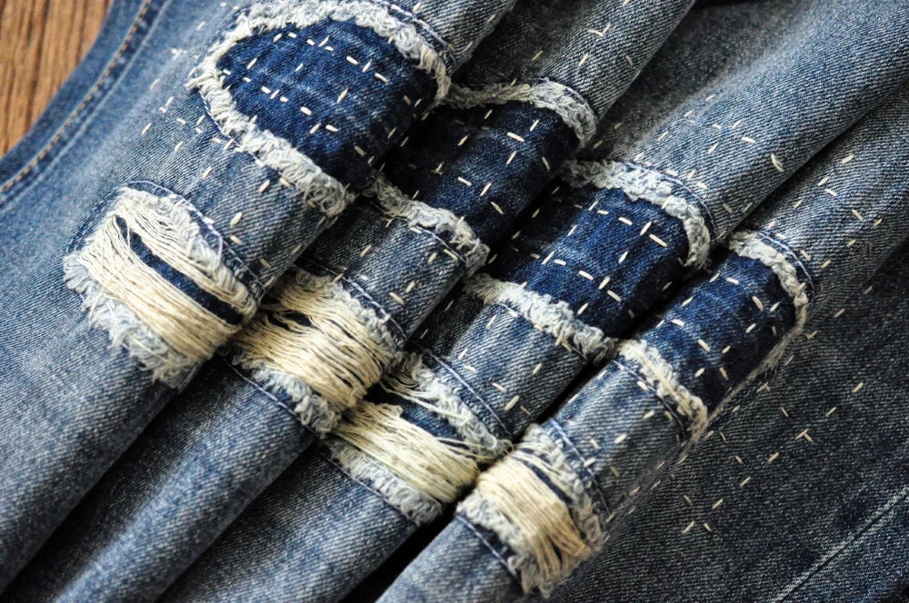 Männer Jeans im Vintage-Stil mit bestickten Patches und zerrissenen Details