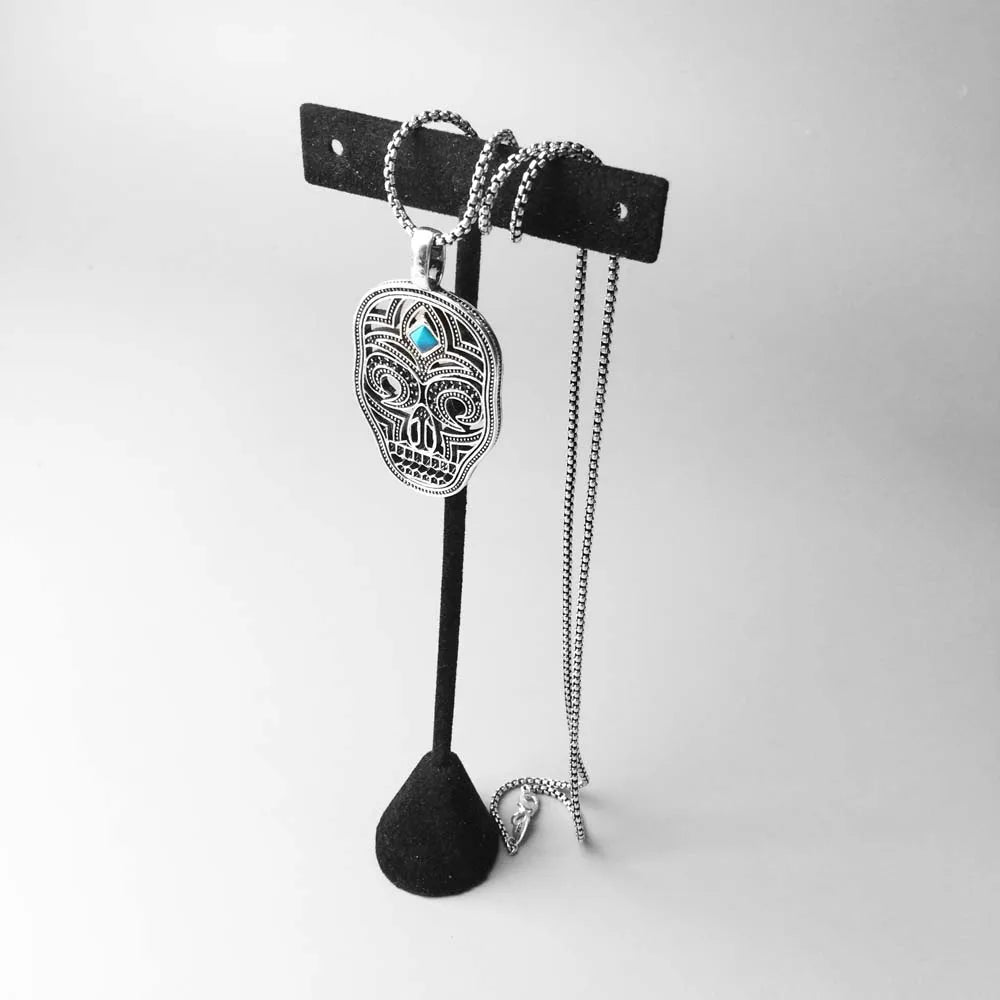 Sterlingsilber-Anhänger mit Totenkopf-Motiv und blauem Stein an Kette