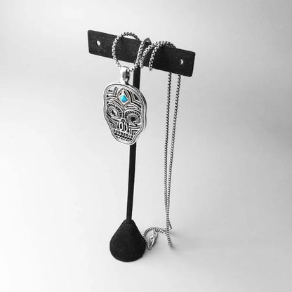 Sterlingsilber-Anhänger mit Totenkopf-Motiv und blauem Stein an Kette