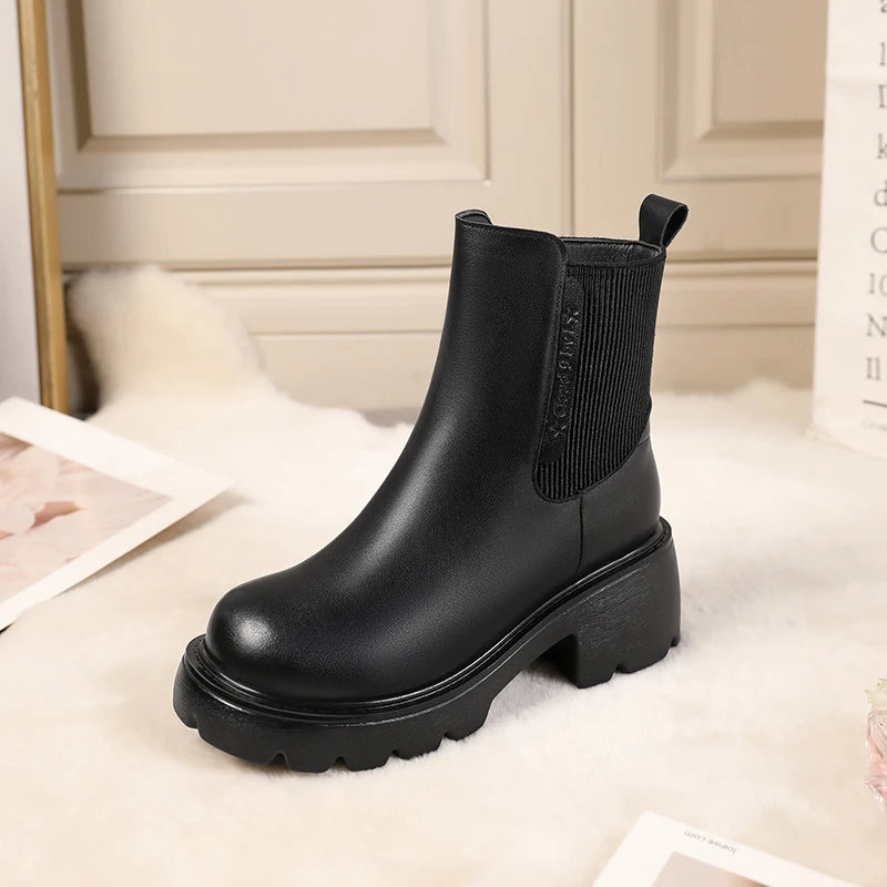 Schwarzer Chelsea-Boot mit Zuglasche, elastischem Einsatz und kräftiger Profilsohle
