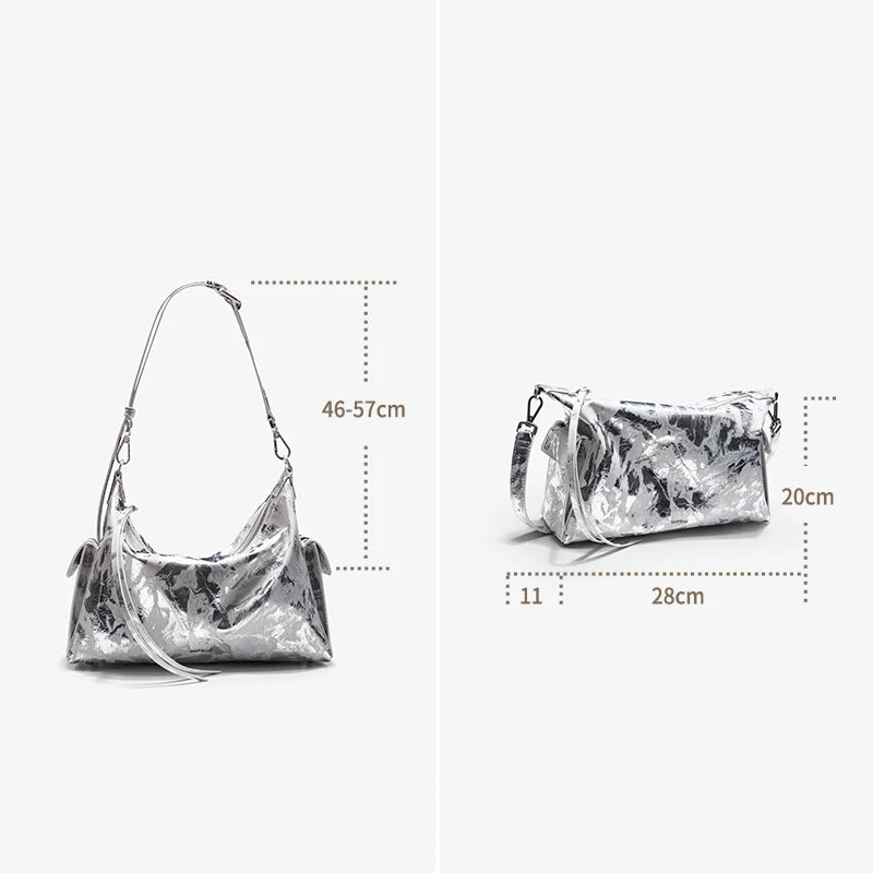 Echtleder-Schultertasche, silbernes Metallic-Finish, Hobo-Form mit Schulterriemen