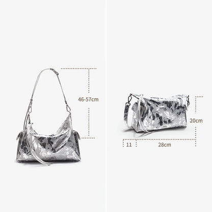 Echtleder-Schultertasche, silbernes Metallic-Finish, Hobo-Form mit Schulterriemen