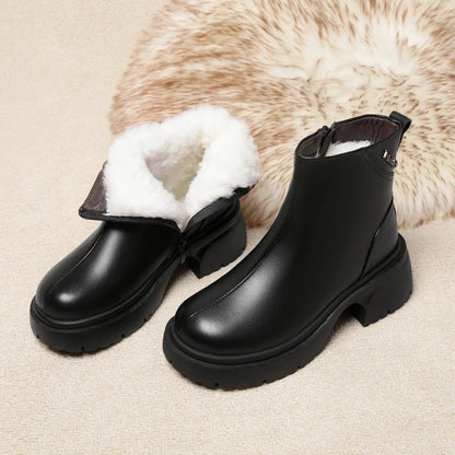 Schwarze Stiefeletten mit hellem Fellkragen und geriffelter Plateau-Profilsohle