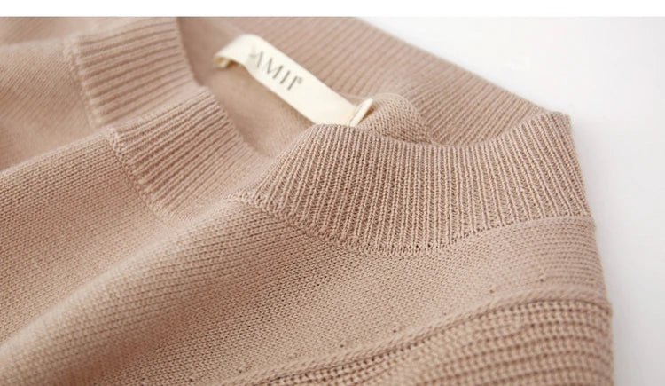 Damenpullover, beiger Sandton, Detail am Halsausschnitt mit Markenetikett