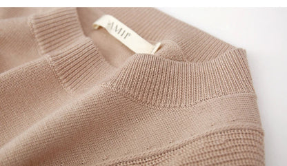 Damenpullover, beiger Sandton, Detail am Halsausschnitt mit Markenetikett