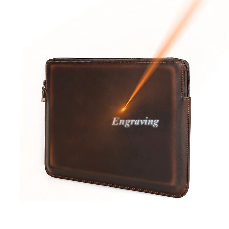 Dunkelbraune Ledertasche mit Reißverschluss und Gravurmotiv „Engraving“