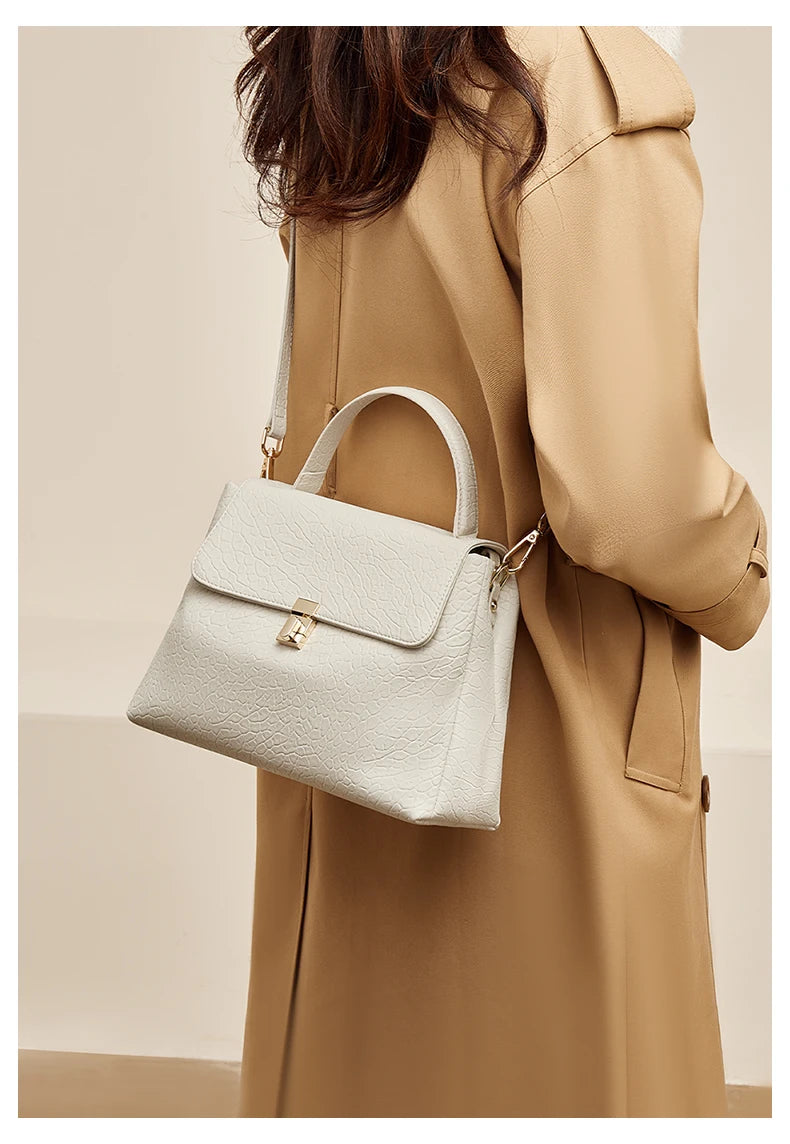 Damen-Schultertasche aus Spaltleder mit Lychee-Muster und Klappen-Verschluss in Weiß oder Schwarz