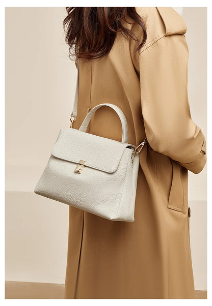Damen-Schultertasche aus Spaltleder mit Lychee-Muster und Klappen-Verschluss in Weiß oder Schwarz