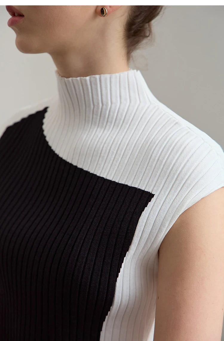 Detailansicht: ärmelloser Strickpullover mit hohem Rollkragen, weiß/ schwarz gerippt