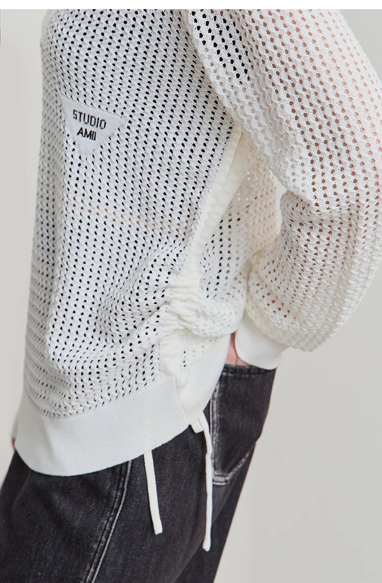 Weißer Strickpullover, V-Ausschnitt und grobmaschige Textur an Ärmel und Saum