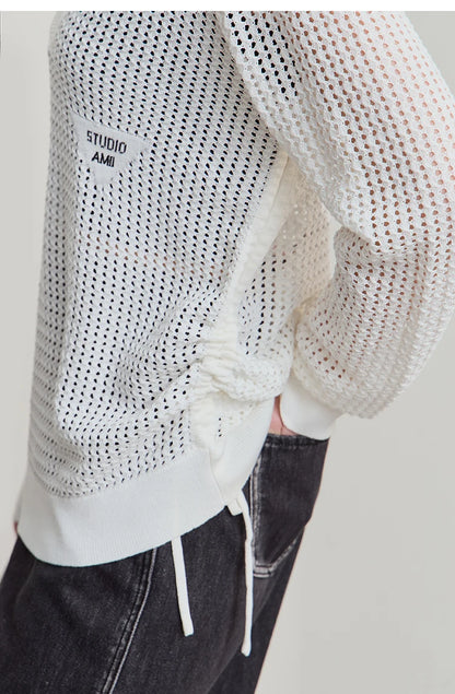 Weißer Strickpullover, V-Ausschnitt und grobmaschige Textur an Ärmel und Saum