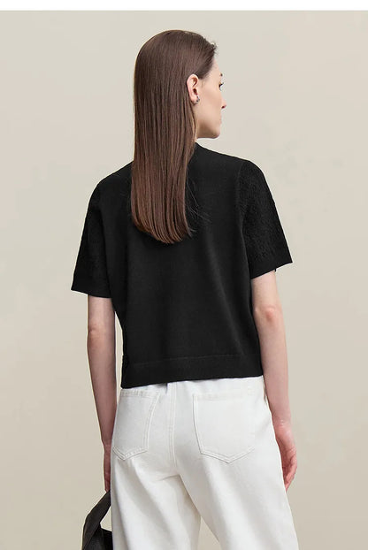 Damenpullover mit Stehkragen, Kurzarm und Knopfleiste, schwarzer Strick, Rückansicht