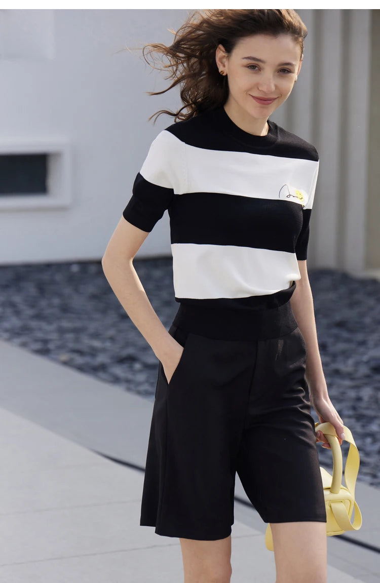 Damen Sommer-T-Shirt im Minimalismus-Stil mit gestreiftem Lächeln-Gesicht