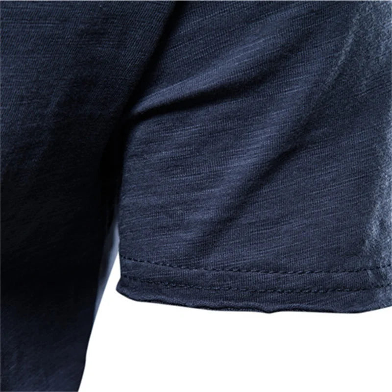 Nahaufnahme: Saum und Nähte am Ärmel eines dunkelblauen Herren-T-Shirts
