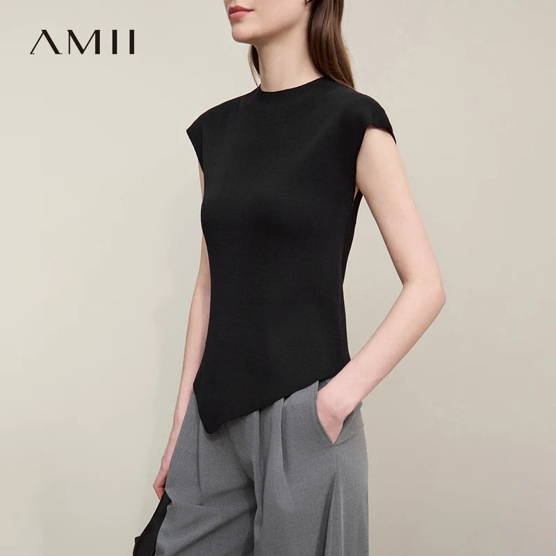 Dunkles Stricktop mit Stehkragen, kurzarm und asymmetrischem Saum, figurbetont