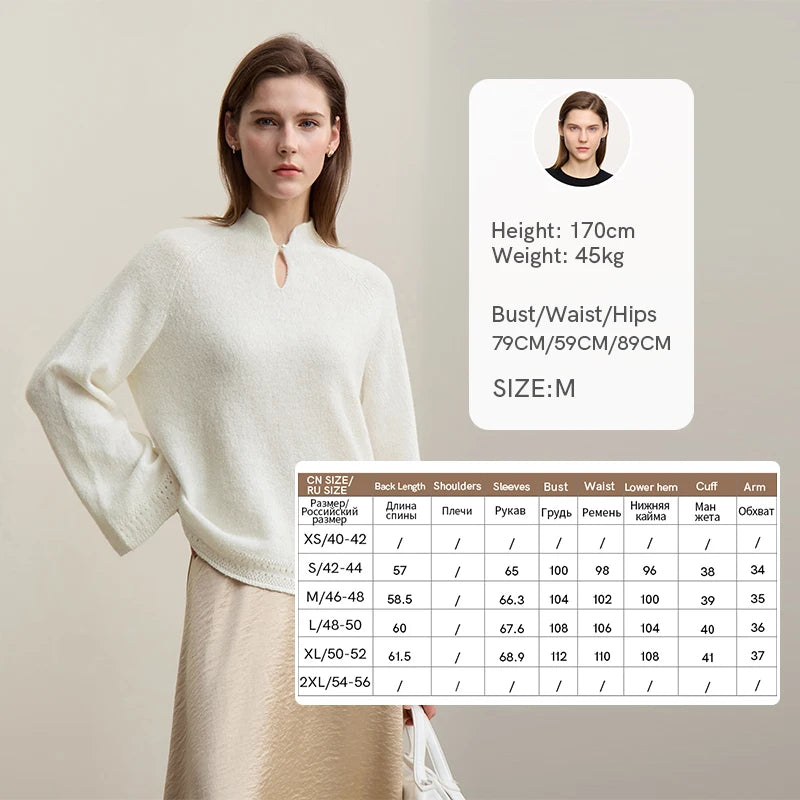 Beiger Wollpullover mit Stehkragen und Cut-Out am Ausschnitt, lockere Passform, lange Ärmel.