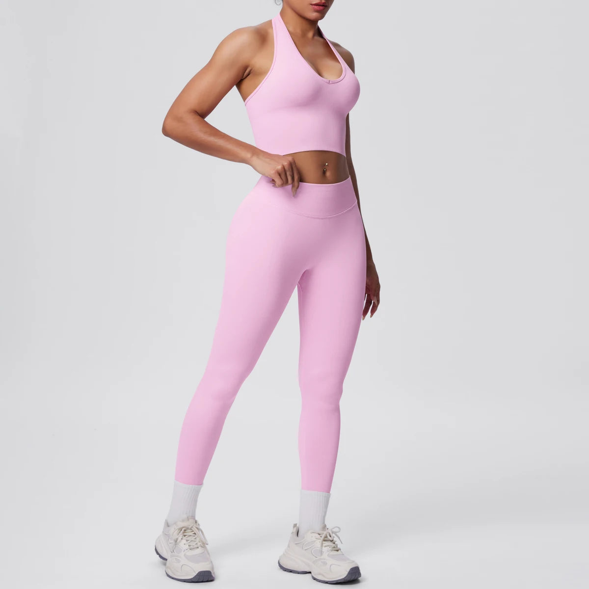 Yoga-Set für Frauen, Sport-BH und Leggings, pfirsichrosa, figurbetonte Passform, Capri-Bündchen.