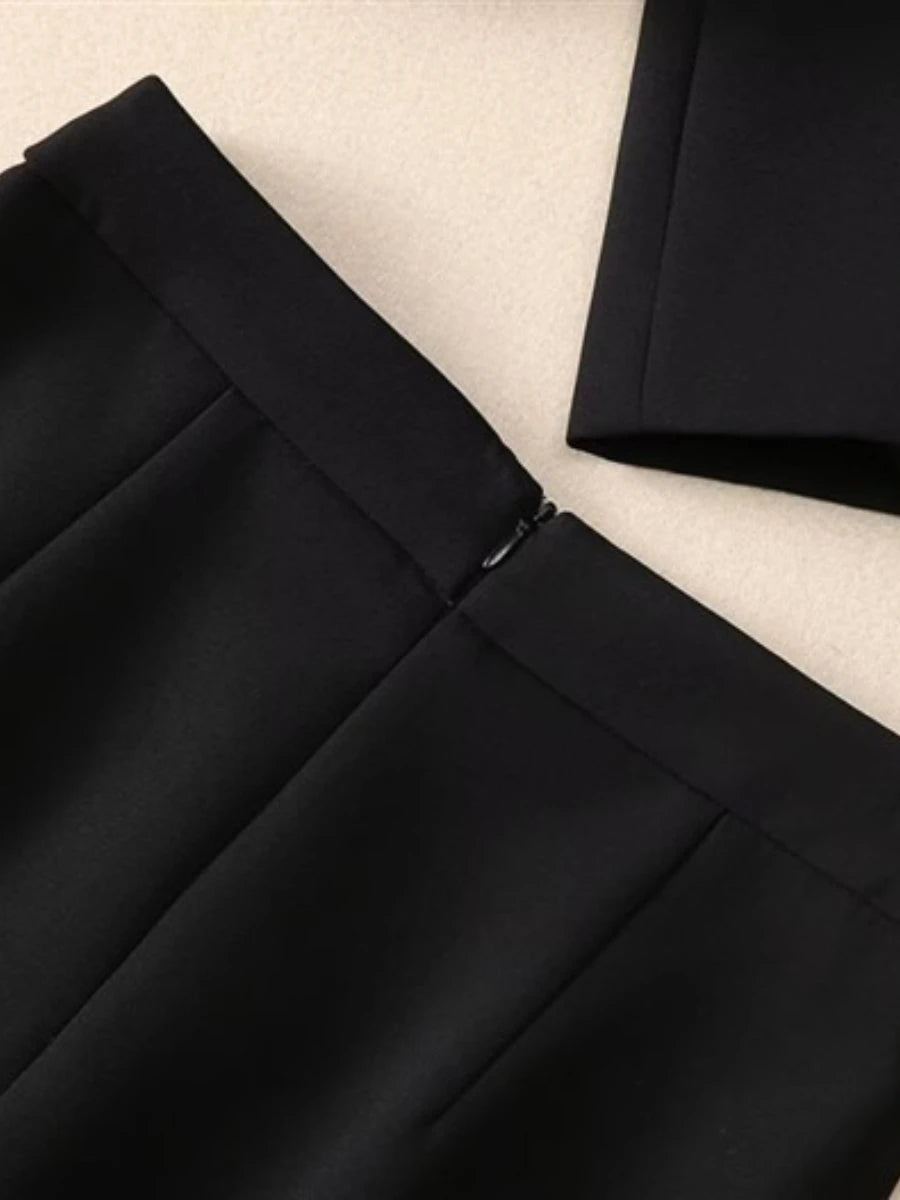 Lange Damenjacke mit Reverskragen und Reißverschluss im Patchwork-Design – ideal für einen minimalistischen, lässigen Look.