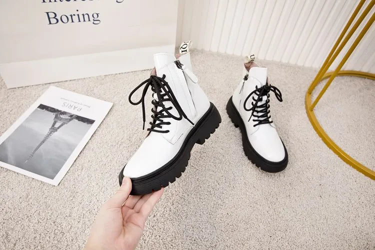 Damen-Ankle-Boots aus Leder, weiß, Schnürung, knöchelhoch, schwarze Profilsohle