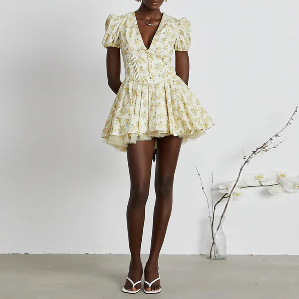 Langes Damen-Patchwork-Kleid mit Rüschen und Falten, Rundhalsausschnitt und langen Ärmeln – ideal für besondere Anlässe.