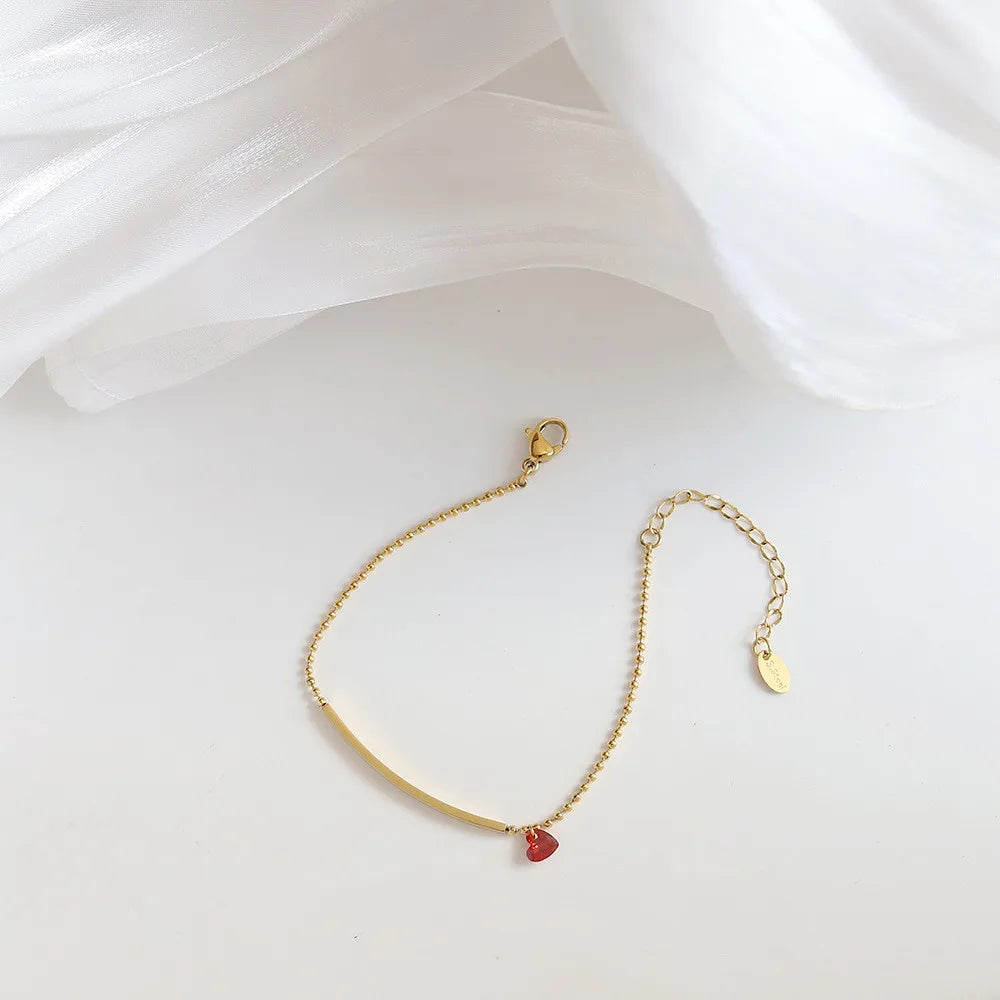 Damenarmband mit rotem Herz-Zirkonia, goldfarbene Kette und kleine Herzfassung