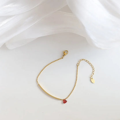 Damenarmband mit rotem Herz-Zirkonia, goldfarbene Kette und kleine Herzfassung
