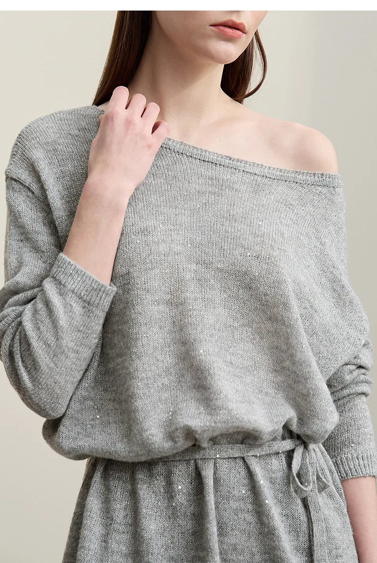 Hellgrauer schulterfreier Strickpullover mit Rundhalsausschnitt und Bindeband, Detailansicht