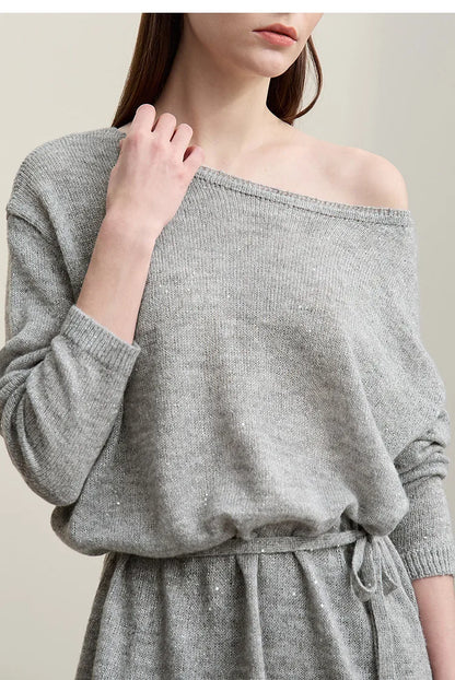 Hellgrauer schulterfreier Strickpullover mit Rundhalsausschnitt und Bindeband, Detailansicht