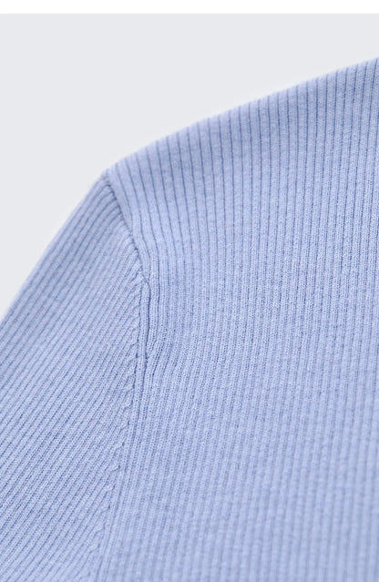 Detailansicht Schulter/Ärmel: Ziernähte und gerippter Strick am hellblauen Pullover