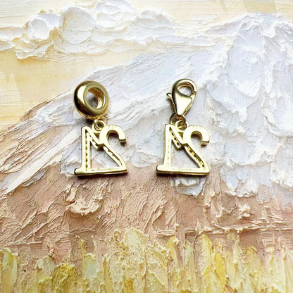 Glückszahl-21 Charm-Anhänger, vergoldet, mit Zirkonia, seitliche Ansicht