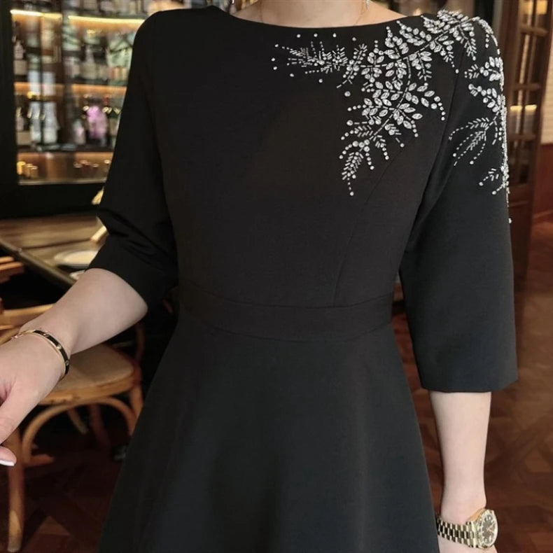 Elegantes Damenkleid mit quadratischem Ausschnitt, halblangen Ärmeln und Pailletten-Patchwork-Design – ideal für besondere Anlässe.