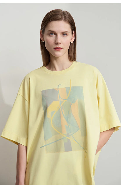 Damen T-Shirt im minimalistischen Design mit unregelmäßigem Schnitt und abstraktem Druck