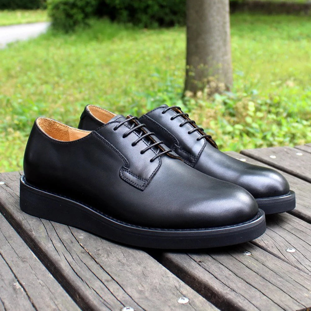 Schwarze Herren-Schnürschuhe aus Leder, Schnürung und dicke Sohle