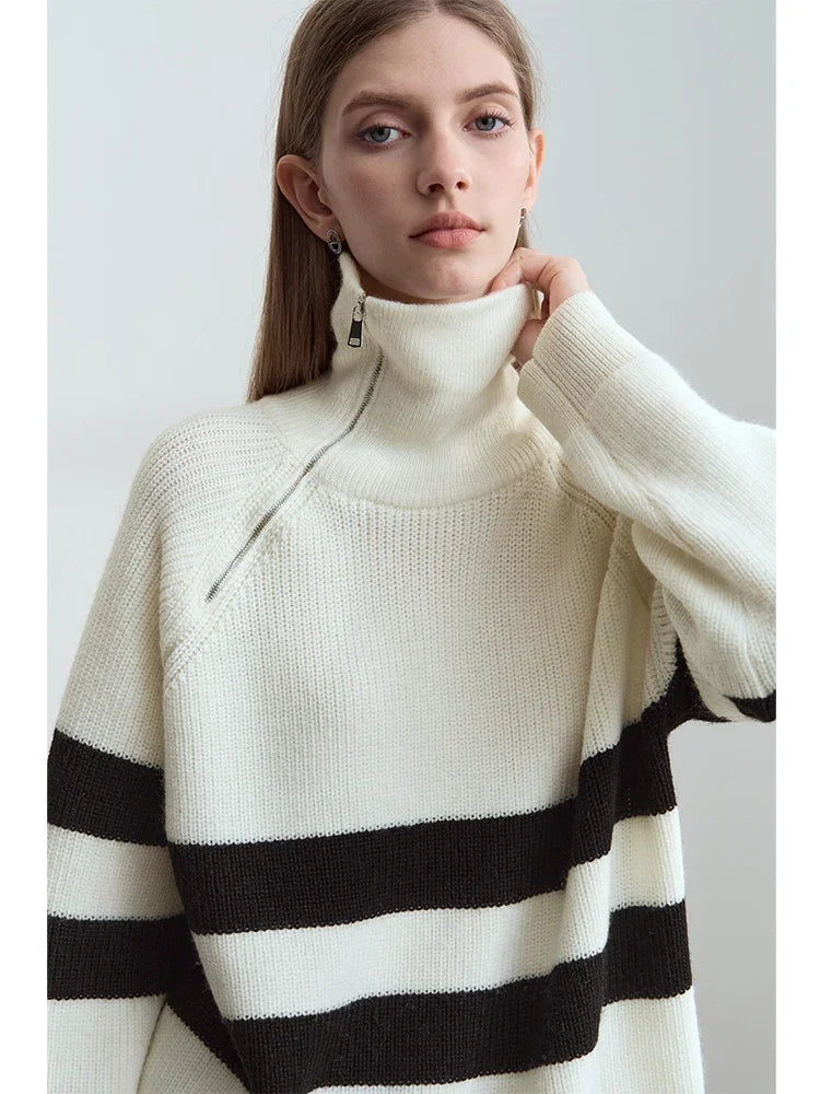 Damen-Rollkragenpullover in Creme mit breiten schwarz-weißen Streifen und halbem Reißverschluss