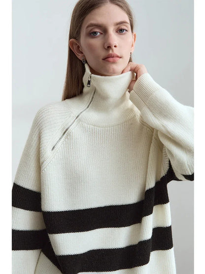 Damen-Rollkragenpullover in Creme mit breiten schwarz-weißen Streifen und halbem Reißverschluss