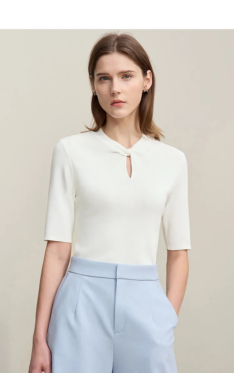 Damen-Stricktop mit kurzem Arm, offweißer Farbe und Schleifen-Ausschnitt mit Schlitz