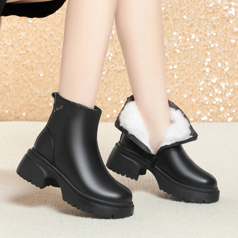 Damen-Ankle Boots schwarz mit Wollfutter innen und grober Profilsohle, kurzer Schaft
