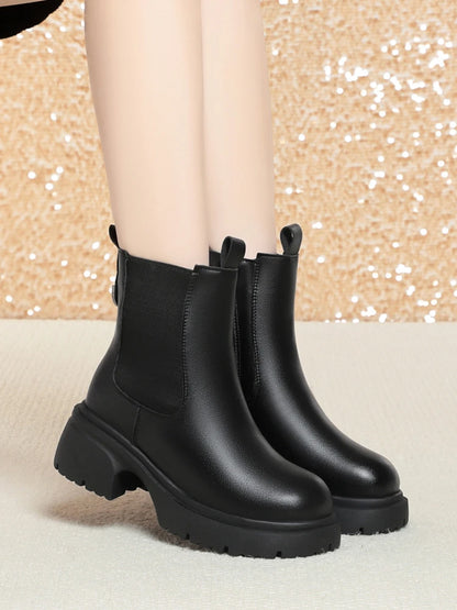 Damen-Chelsea-Boots in Schwarz mit elastischen Seiten und massiver Profilsohle