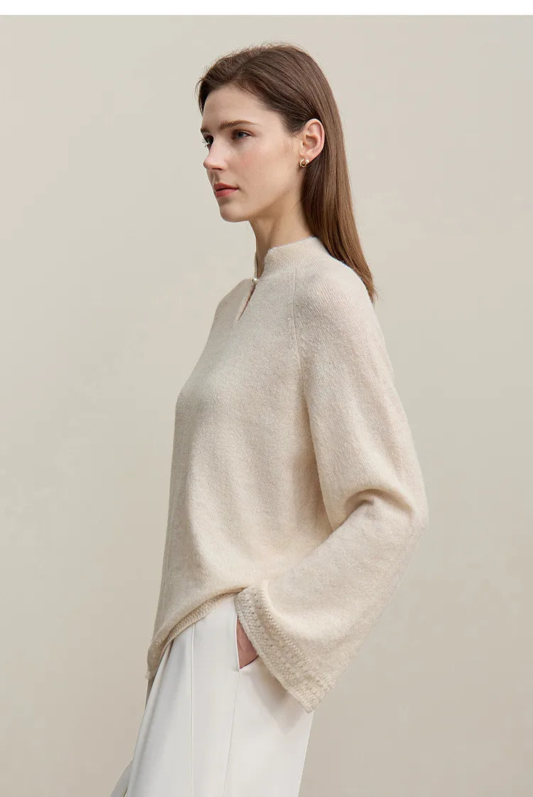 Beiger Wollstrickpullover mit Stehkragen, seitliche Ansicht und lockere Silhouette