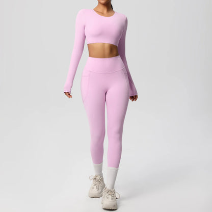 Rosafarbenes Yoga-Set mit langen Ärmeln und Leggings mit weißem Kniesaum
