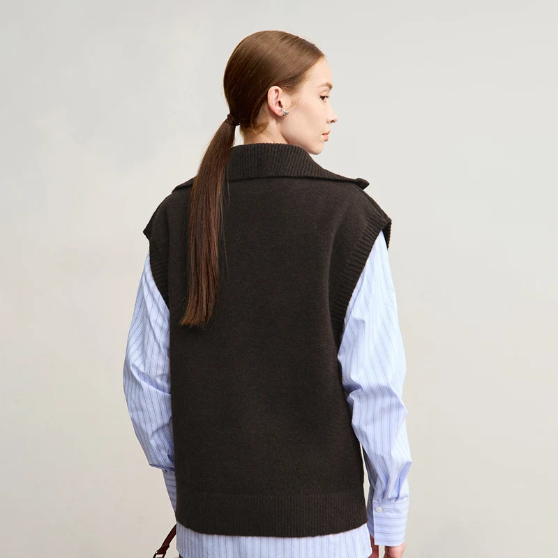 Dunkle Strickweste für Damen mit Stehkragen und Reißverschluss, ärmellos (Rückansicht)