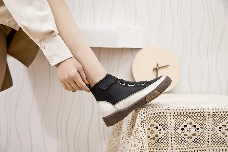 Damen-Ankle-Boots aus Leder, schwarz, mit Schnürung und weißer Sohlenkante