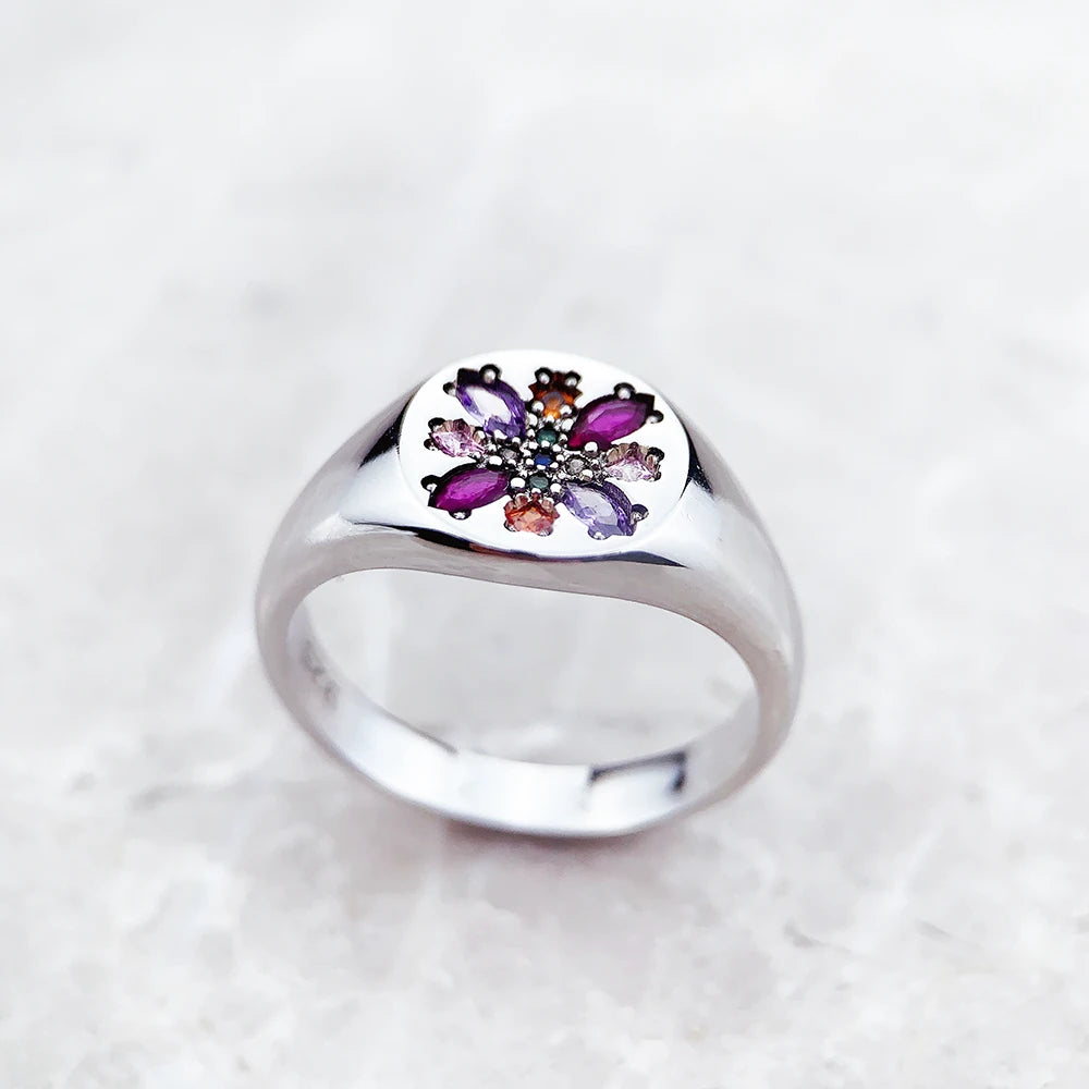 Silberner Ring mit lila und pinkfarbenen Blütensteinen in Blumenform