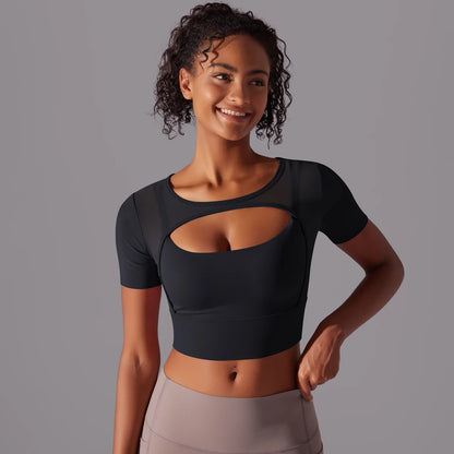 Schwarzes Kurzarm-Sporttop mit Cut-out am Brustbereich, sportliche Passform