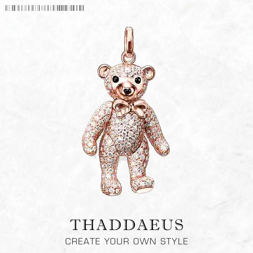 Teddybär-Anhänger aus Roségold mit Öse und funkelndem Steinbesatz, rundum sichtbares Motiv