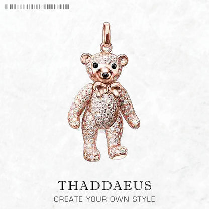 Teddybär-Anhänger aus Roségold mit Öse und funkelndem Steinbesatz, rundum sichtbares Motiv